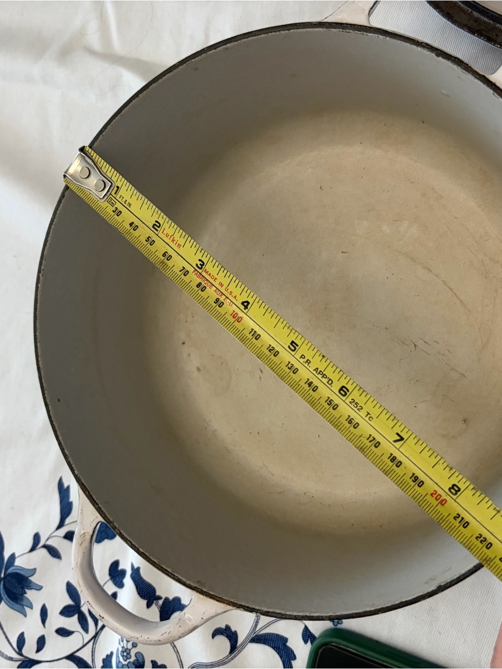 Vintage Le Creuset cream enamel Dutch oven with blue tulip pattern - Picture 7 of 11